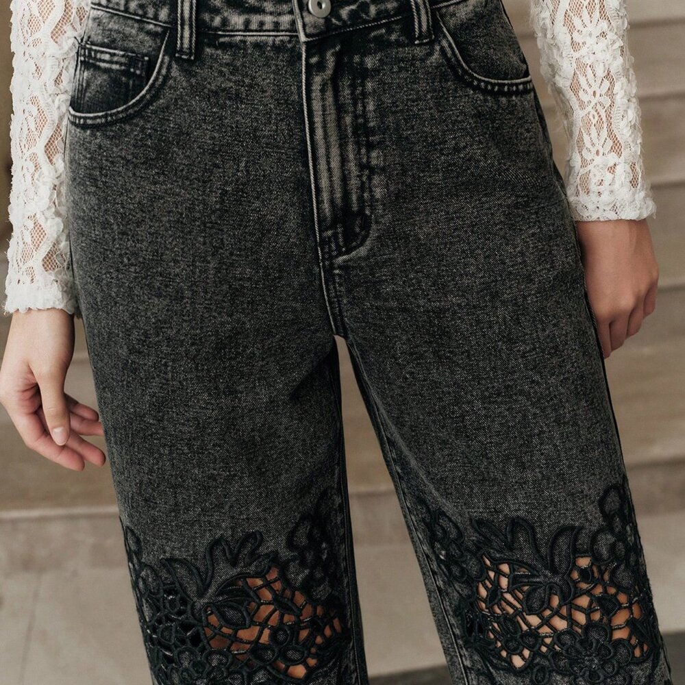 Black Elegant Women's High Waist Embroidered Loose Jeans - Picture 5 of 6